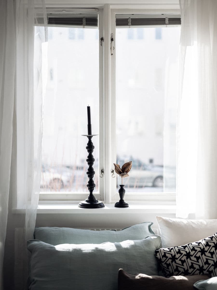 Elegant vardagsrum med homestyling av Stilrummet